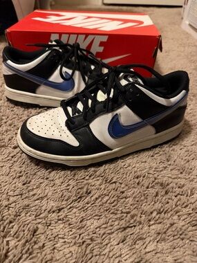 Nike Low-Top Sneakers in Black, White & Blue